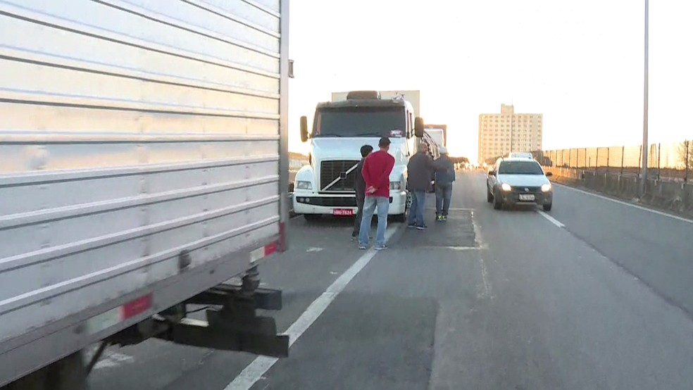 Motoristas protestam no acostamento da Rodovia Niterói-Manilha. (Foto: Reprodução/ TV Globo)