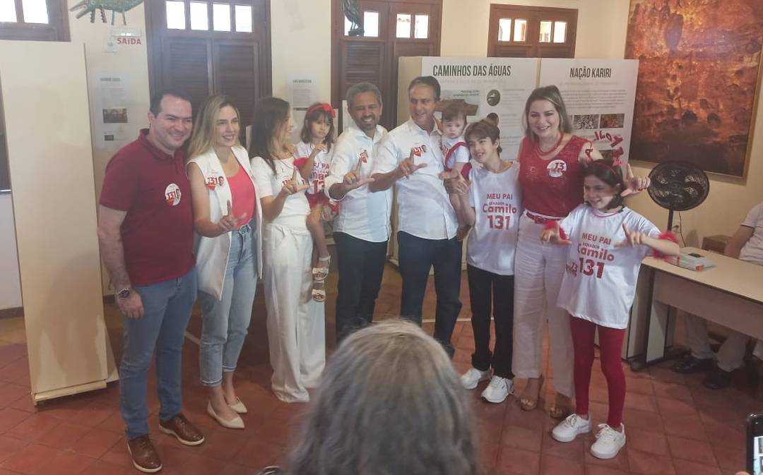 Camilo Santana vota em Barbalha acompanhado de familiares e aliados políticos