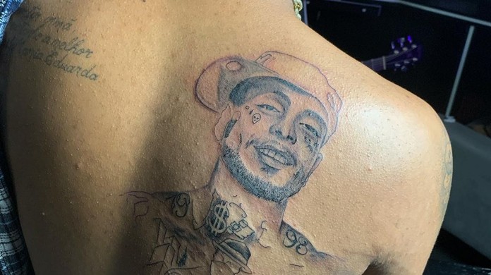 As tatuagem de mc pedrinho Mc Brinquedo Faz Tatuagem Em Homenagem A Mc Kevin So Queria Meu Amigo Aqui Pop Arte G1