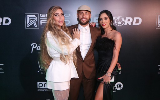 Neymar vai com a namorada e a irmã a premiação no Rio de Janeiro