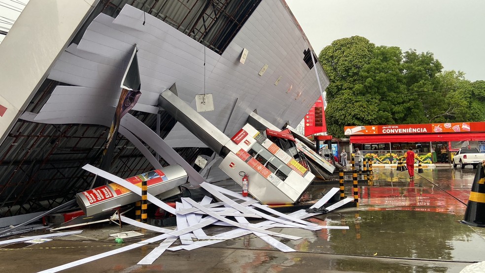Cobertura de posto desabou durante chuva em Manaus  — Foto: Patrick Marques/g1 