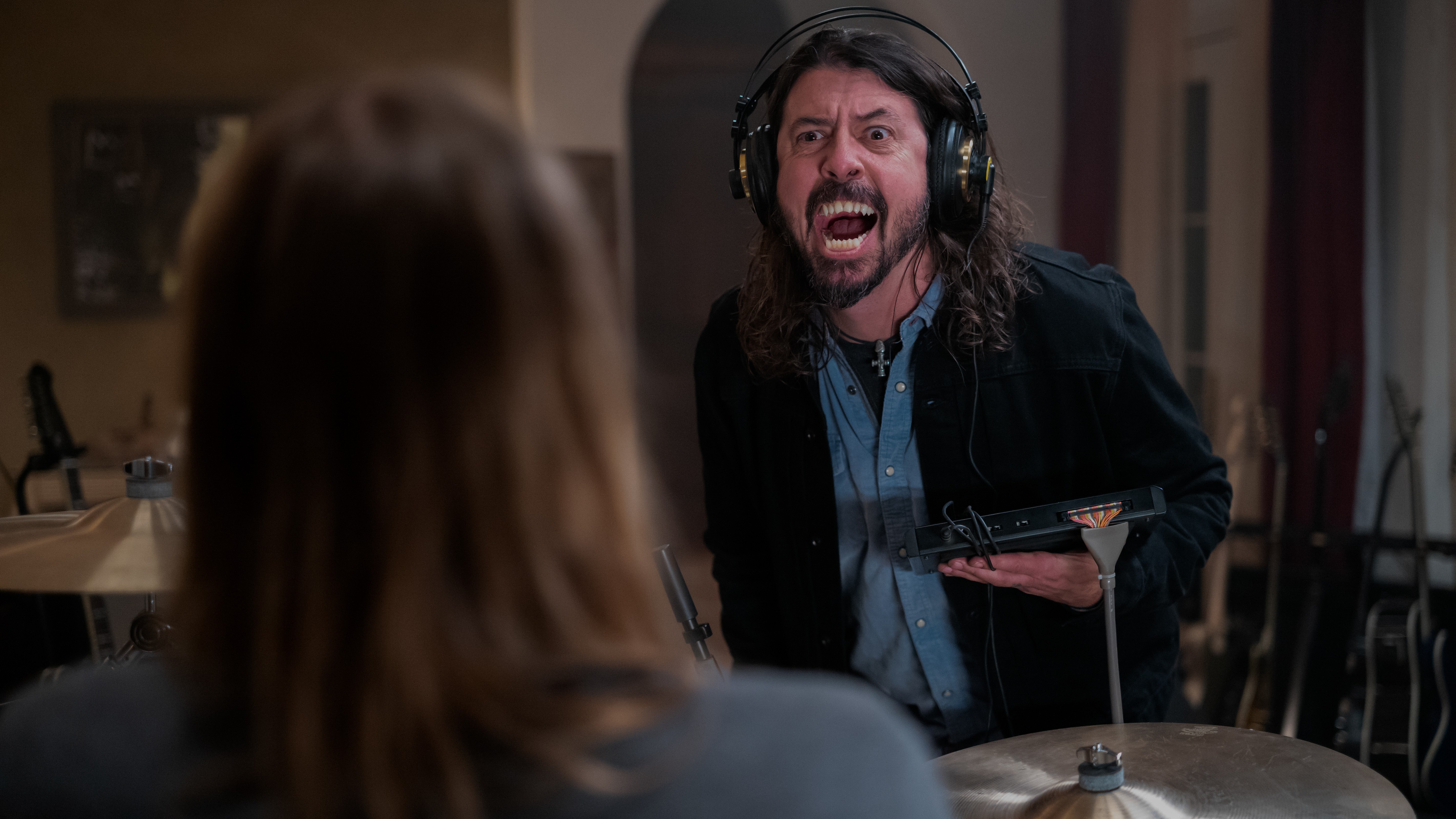 Foo Fighters enfrentam um Dave Grohl possuído em 'Terror no Estúdio 666', exibido no Brasil antes do Lollapalooza