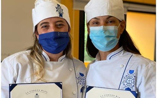 Carolina Ferraz ganha diploma de culinária em escola renomada: "Muito chão pela frente"