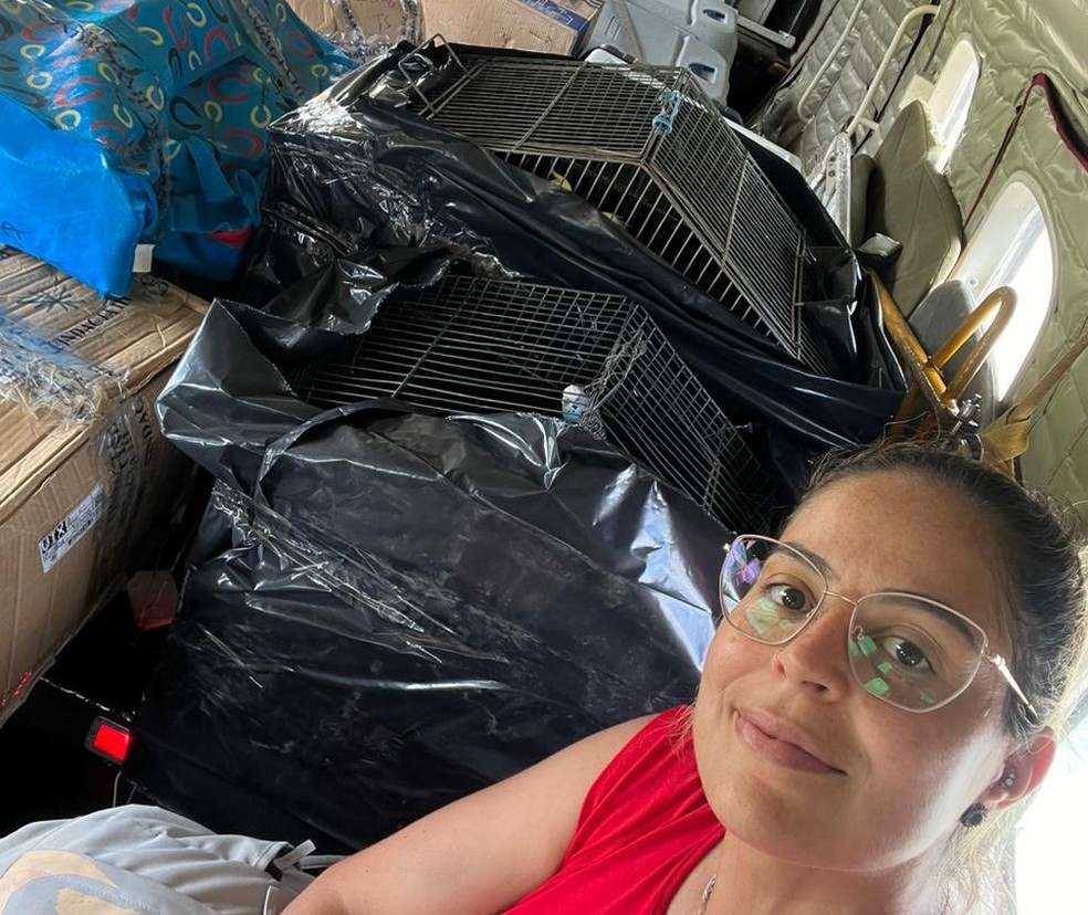 Veterinária Camila Cansian acompanhou o transporte das aves — Foto: ICMBio/Divulgação