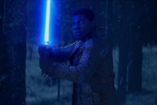 John Boyega interpreta um dos novos personagens de 'Star Wars' (Foto: Reprodução)