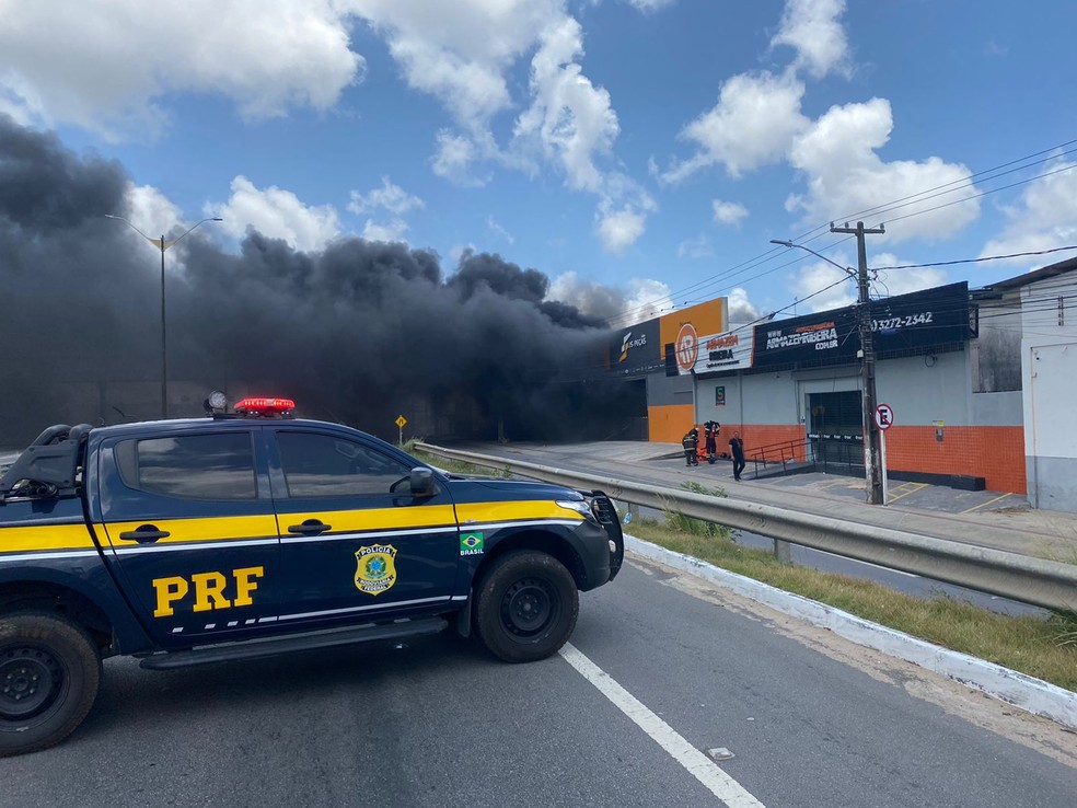 Incêndio em loja de pneus em Parnamirim, na Grande Natal — Foto: Pedro Trindade/Inter TV Cabugi