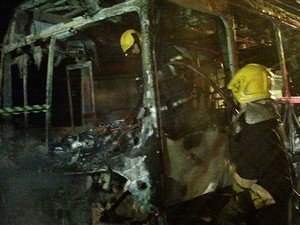 Ônibus foi incendiado no bairro dos Ingleses, em Florianópolis (Foto: Glauco Araújo/G1)