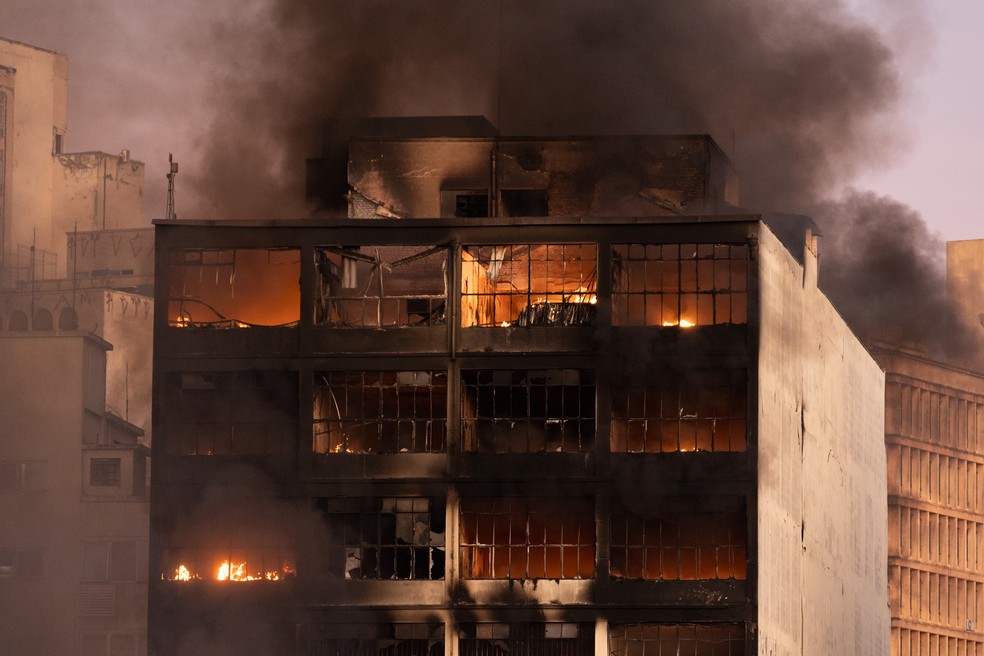 Bombeiros atuam há mais de dez horas no combate às chamas  — Foto: FELIPE RAU/ESTADÃO CONTEÚDO