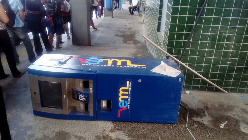 Máquina de recarga do VEM foi alvo de vandalismo após pane, em Olinda (Foto: Reprodução/WhatsApp)