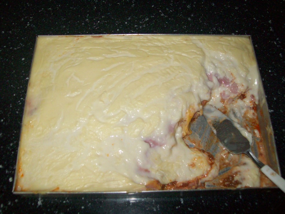 Lasanha De Panquecas Com Carne Moida Receitas Receitas Em uma forma coloque no fundo um pouco de molho à bolonhesa, a metade da massa, a metade do presunto, a metade da mussarela, todo o molho branco, o restante do massa, o restante do presunto, o. lasanha de panquecas com carne moida