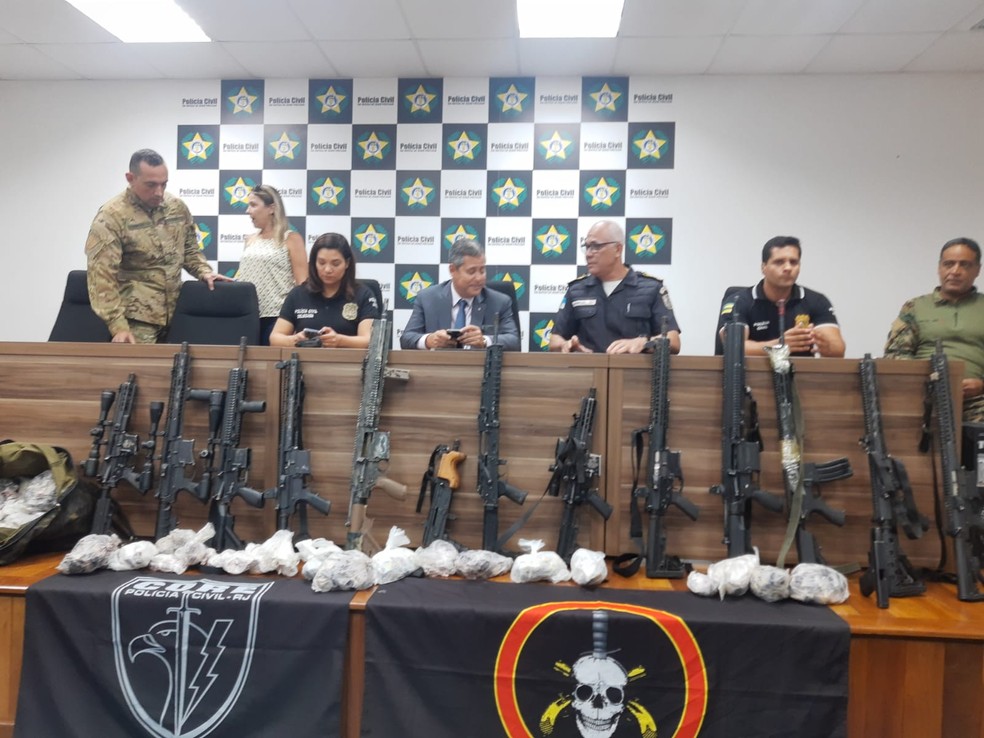 Nas operações no Complexo do Salgueiro, em São Gonçalo, 13 armas foram apreendidas — Foto: Carmélio Dias