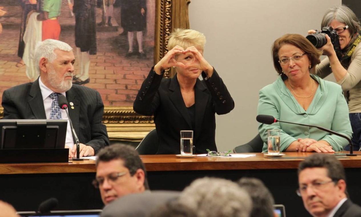 Xuxa na Comissão de Constituição e Justiça da Câmara, durante discussão para aprovação da redação final da Projeto da Lei da Palmada, em 2014  — Foto: Aílton de Freitas / Agência O Globo