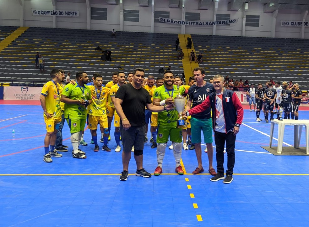 Entrega do troféu de Campeão Paraense de Futsal 2022 — Foto: Dominique Cavaleiro/ge