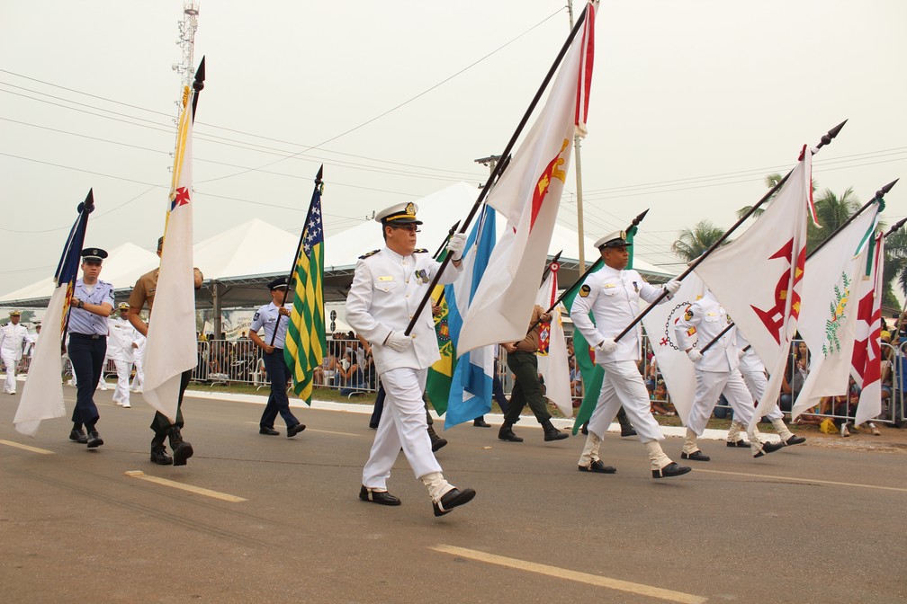 Militares da Marinha e Aeronáutica desfilam com bandeiras em Porto Velho.  (Foto: Pedro Bentes/G1)