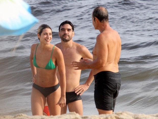 Caio Blat, Luisa Arraes e Guel Arraes em praia na zona sul do Rio de Janeiro (Foto: JC Pereira/AgNews)
