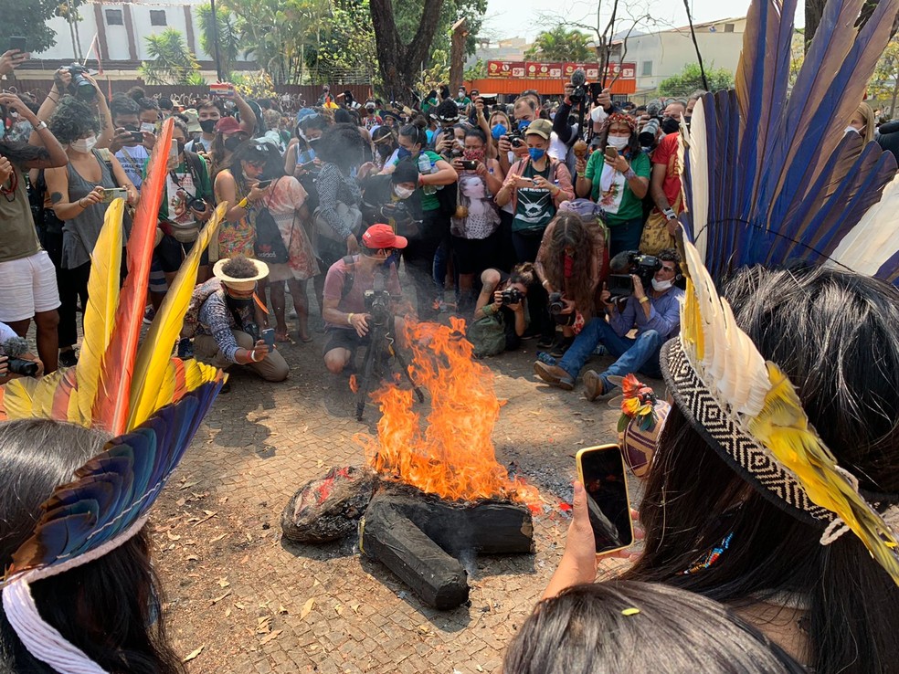 Indígenas queimam boneco na praça do Compromisso, em Brasília — Foto: Brenda Ortiz/G1