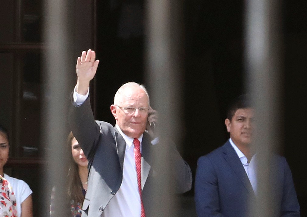 O presidente peruano Pedro Pablo Kuczynski deixa o Palácio Governamental após apresentar carta de renúncia ao Congresso em Lima (Foto: Mariana Bazo/ Reuters)