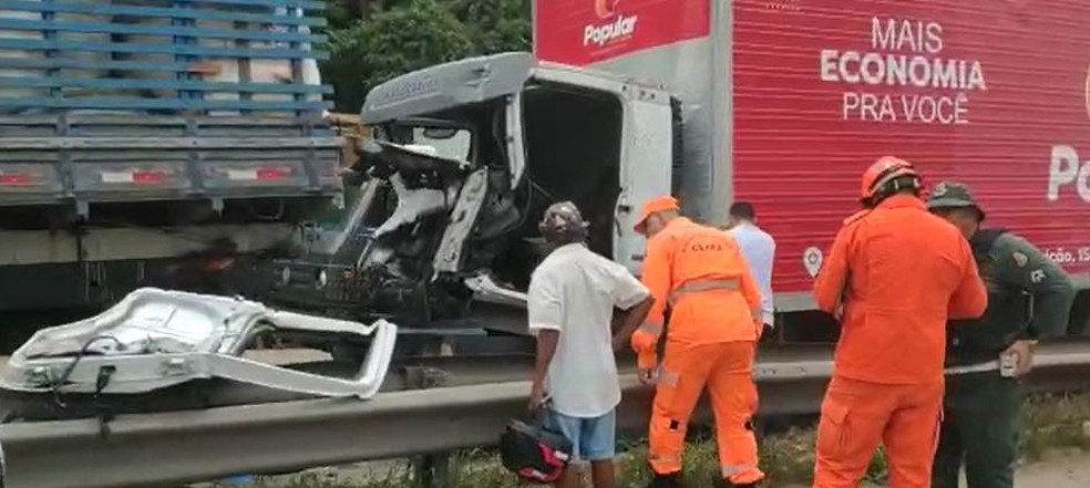 Três caminhões e um reboque se envolveram em engavetamento que deixou feridos na CE-010, em Fortaleza. — Foto: Reprodução