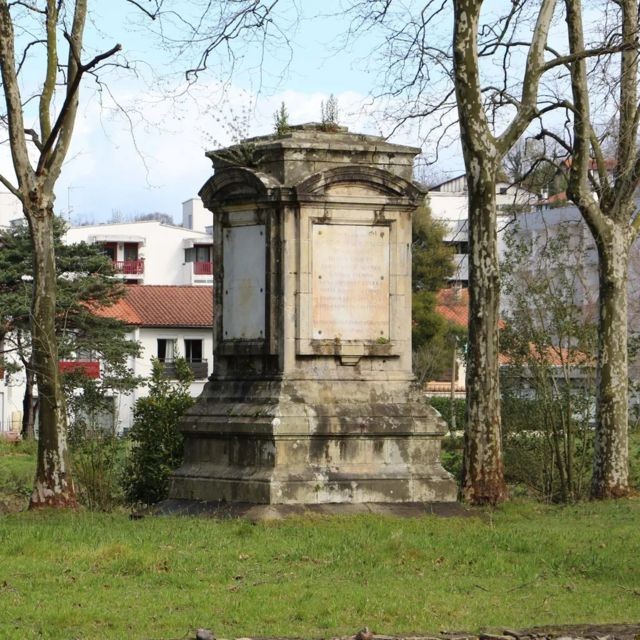 No centro da ilha, um monumento celebra o local onde foi negociado o Tratado dos Pireneus, entre a França e a Espanha, em 1659 (Foto: MIKE MACEACHERAN,)