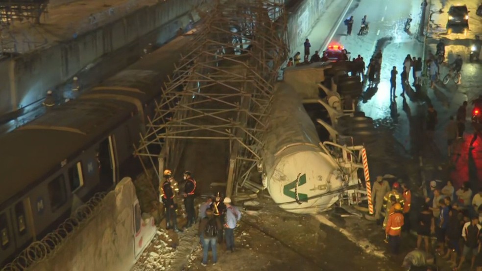 Caminhão tomba e derruba passarela do metrô em Acari, na noite desta quinta-feira (12) — Foto: Reprodução / TV Globo