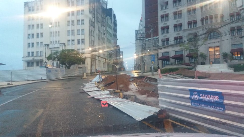Estrutura que protegia obras da prefeitura foi derrubada pelo vento na Rua Chile, em Salvador — Foto: Arquivo Pessoal