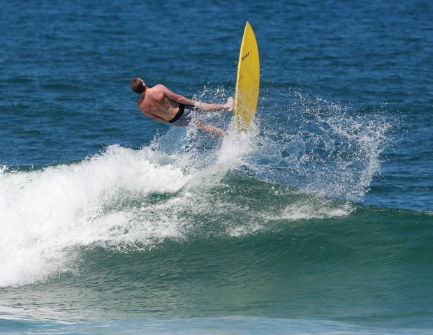 Pedro Novaes surfa na praia da Barra da Tijuca (Foto: Dilson Silva/AgNews)
