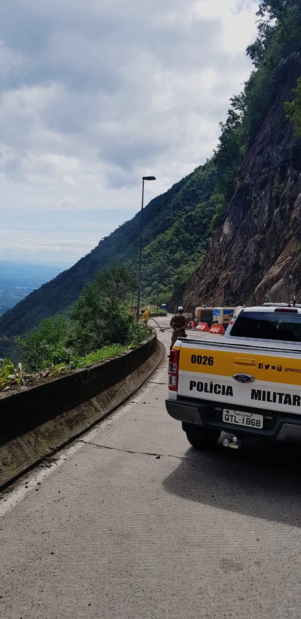 Serra do Rio do Rastro foi fechada pelo risco de queda de rochas — Foto: PMRv/ Divulgação