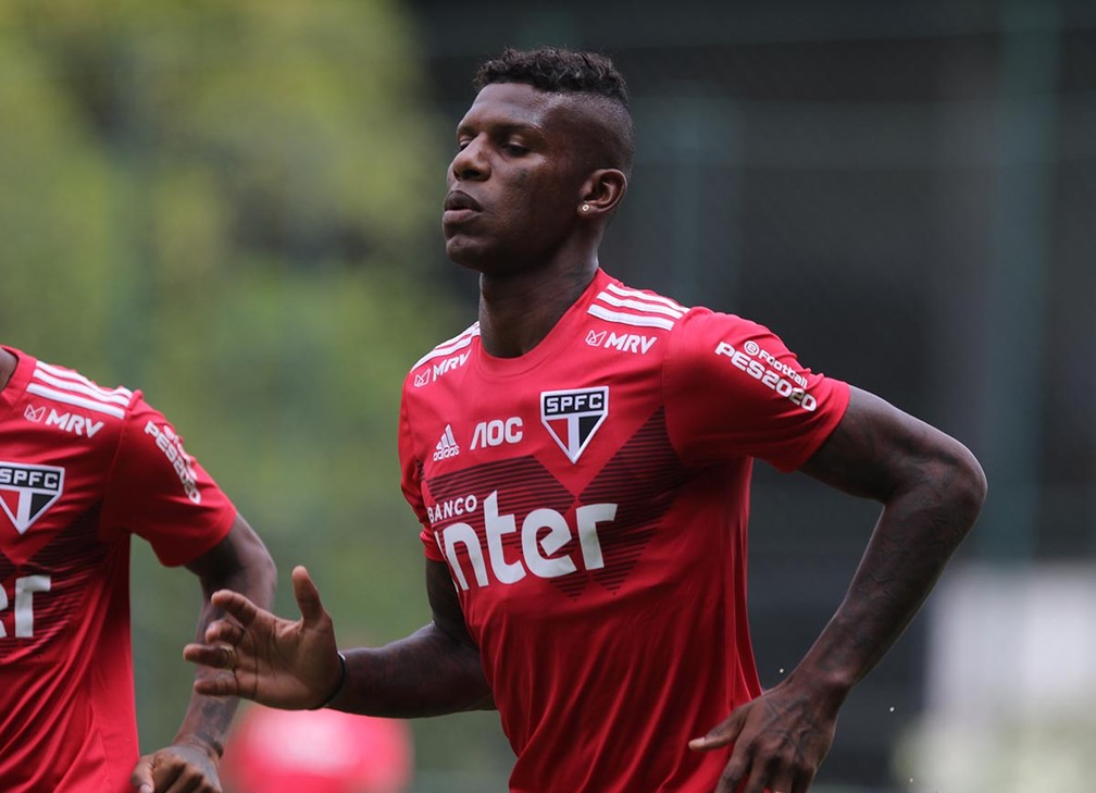 Arboleda foi multado pelo São Paulo — Foto: Rubens Chiri / saopaulofc.net