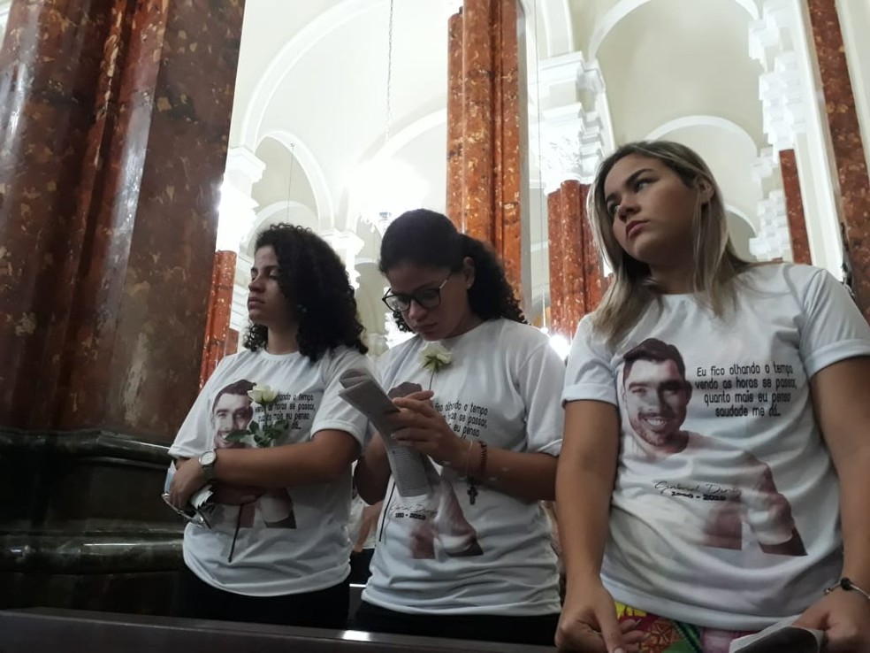 Fãs participam de missa em homenagem ao cantor Gabriel Diniz, no Recife — Foto: Clarissa Góes/TV Globo