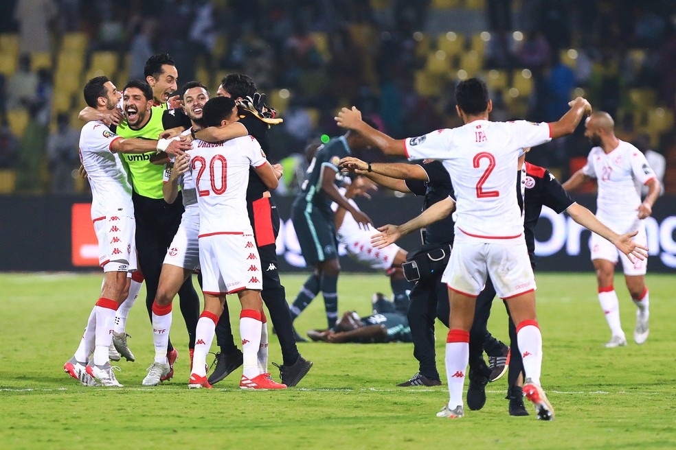 Jogadores da Tunísia comemoram a classificação para as quartas de final da Copa Africana — Foto: AFP