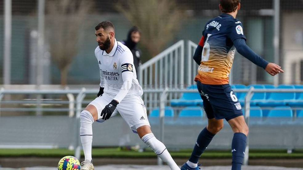 Benzema com braçadeira de capitão em jogo-treino do Real Madrid contra o Leganés — Foto: Real Madrid