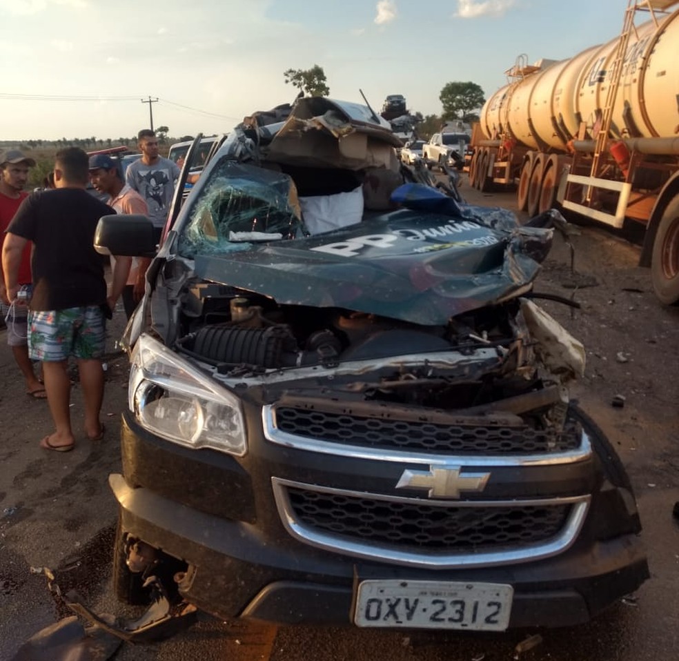 Caminhonete onde estava o cantor Pepê Jr. ficou bastante destruída após o acidente — Foto: Redes Sociais