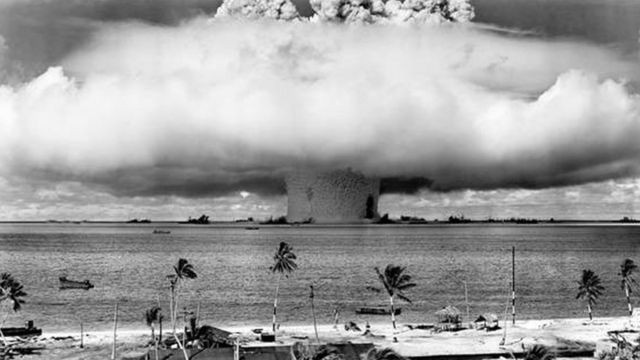A explosão nuclear submarina no atol de Bikini, no Oceano Pacífico, resultou em um cogumelo de água e resíduos radioativos (Foto: GETTY IMAGES (via BBC))