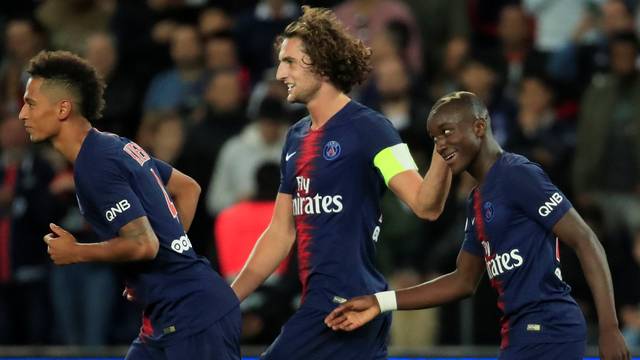 Diaby recebe carinho de Rabiot após marcar o quarto gol do PSG