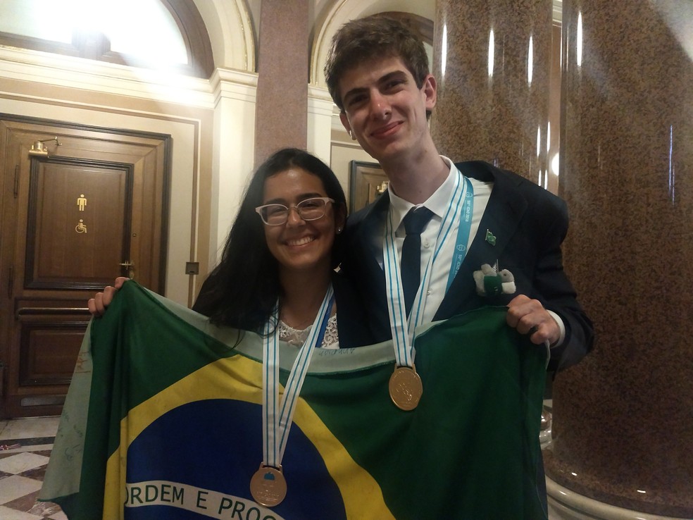 Estudantes que levaram ouro em olimpÃ­ada, Ivna e VinÃ­cius (Foto: DivulgaÃ§Ã£o)