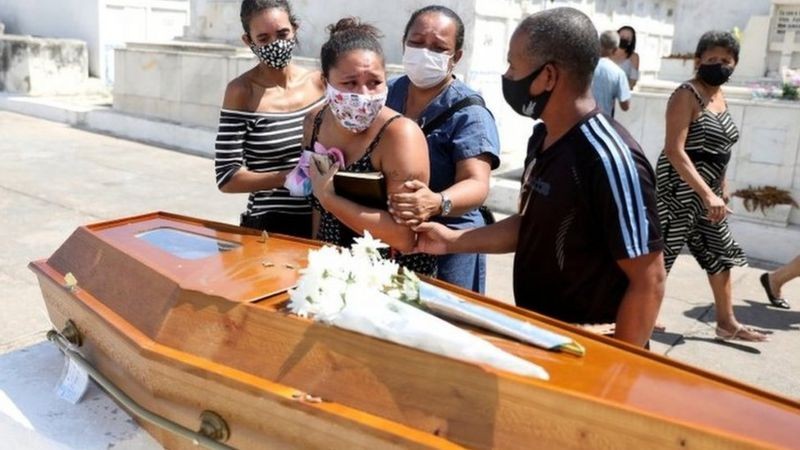 BBC Temor de que pico de mortes vivido atualmente se repita no inverno; acima, enterro de vítima de covid no Rio (Foto: Reuters via BBC)
