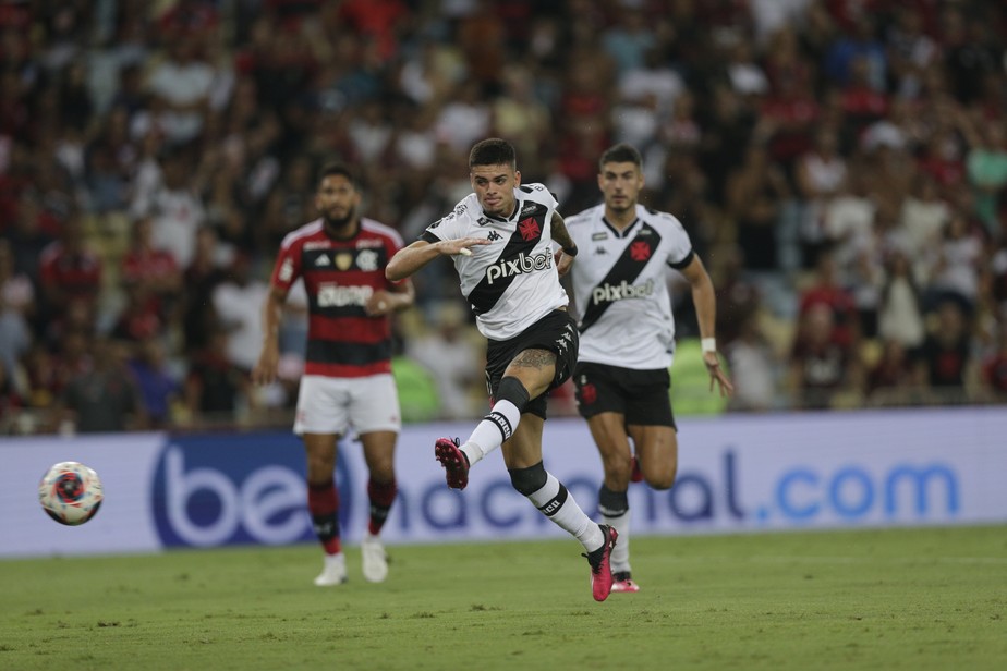 Gabriel Pec fez o primeiro gol do Vasco no clássico contra o Flamengo