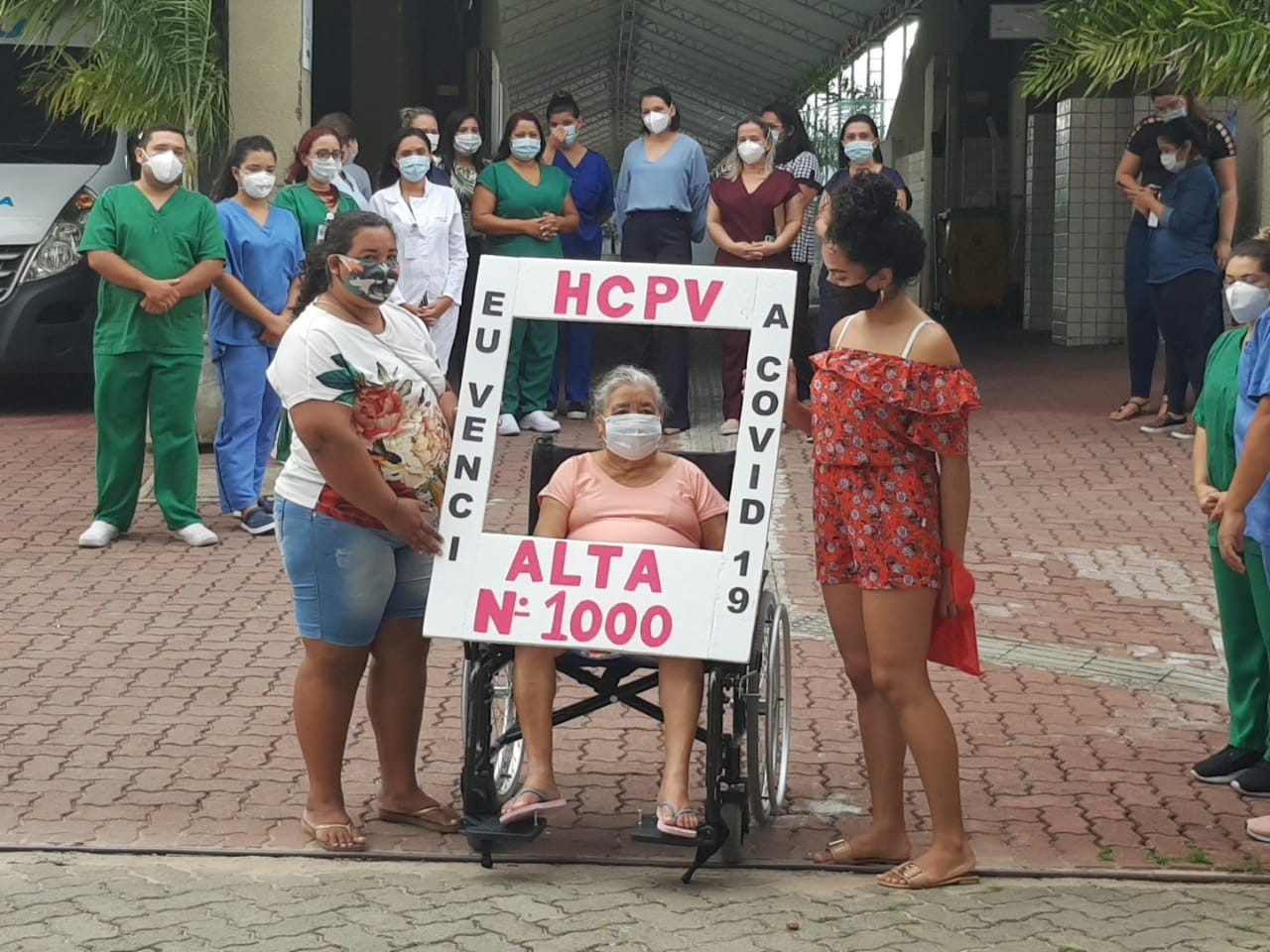 Paciente recuperada de número 1.000 recebe alta do Hospital de Campanha do PV, em Fortaleza