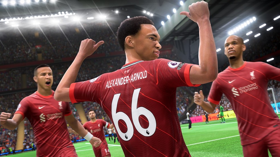 Alexander-Arnold comemora com Thiago e Fabinho no FIFA 22 — Foto: Divulgação