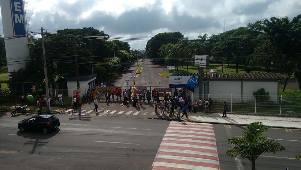 Estudantes bloquearam entrada da Unesp de Marília no final de 2015  (Foto: Alan Schneider/TV TEM)