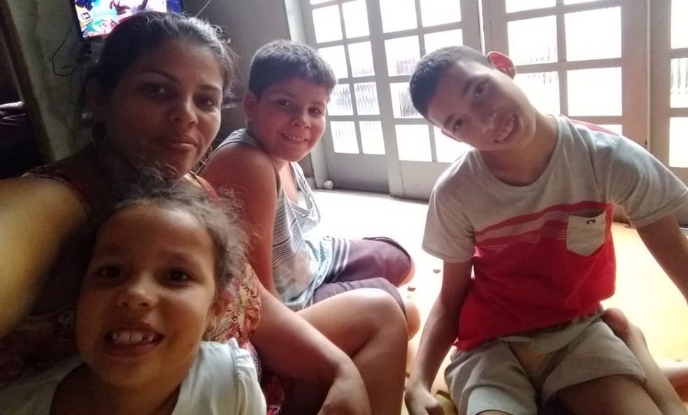 Tatiane das Neves com os três filhos — Foto: Arquivo pessoal