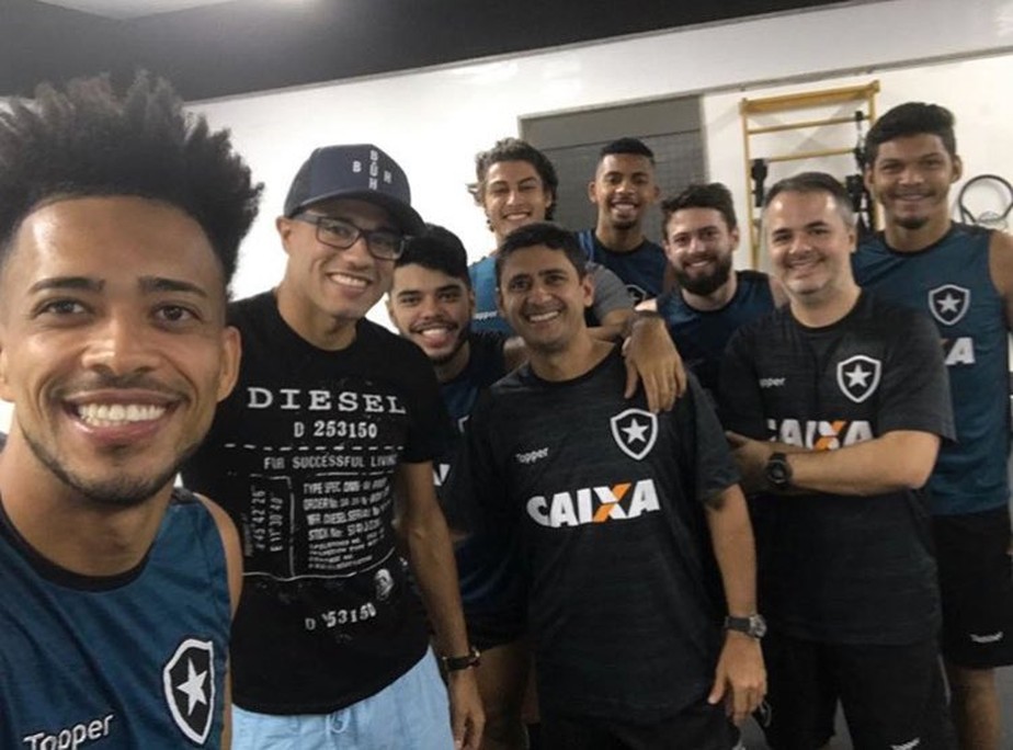 Ele voltou! Após retirar tumor do rim, Roger visita elenco do Botafogo em treino