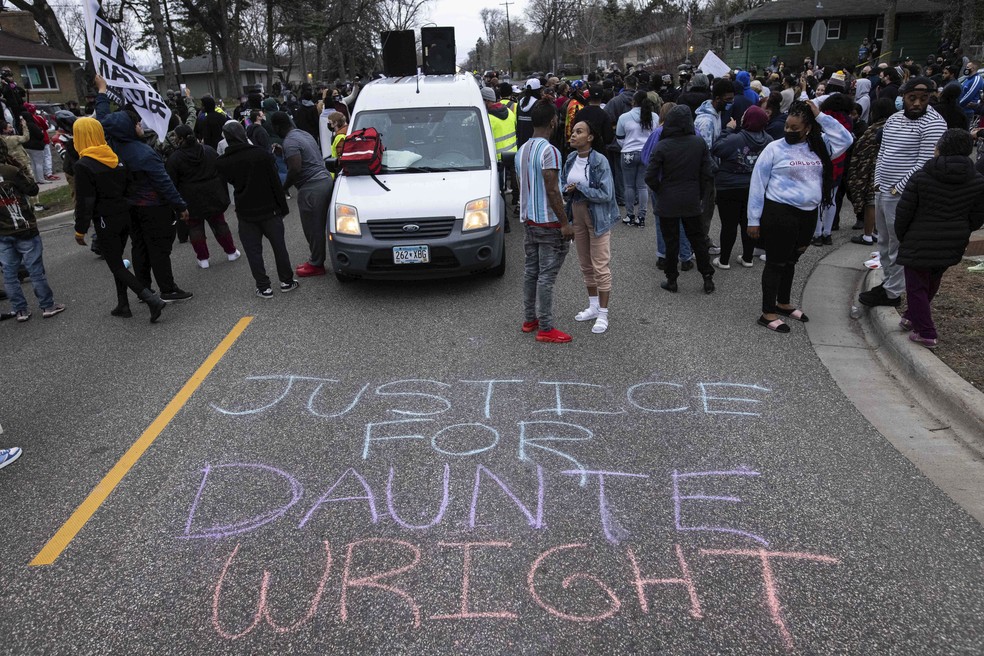 Manifestantes protestam em 11 de abril de 2021 em Brooklyn Center, subúrbio de Minneapolis, após a morte de Daunte Wright durante uma abordagem policial — Foto: Christian Monterrosa/AP