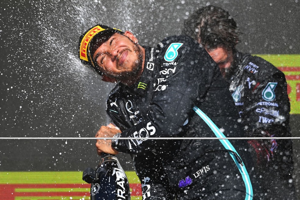 Lewis Hamilton comemora quarta vitória no campeonato 2021 e 99ª da carreira, no GP da Inglaterra — Foto: Michael Regan/Getty Images