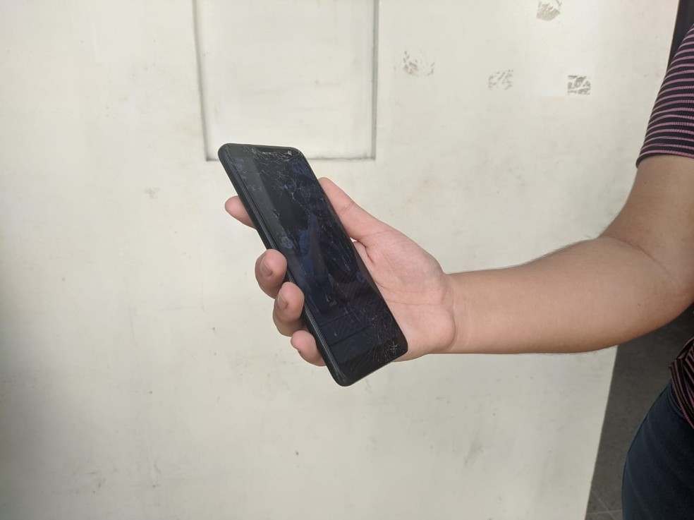 Universitária conseguiu pegar o celular do suspeito, onde encontrou vídeos dela, e registrou um Boletim de Ocorrência no 10º Distrito Policial. — Foto: Brenda Albuquerque/ SVM