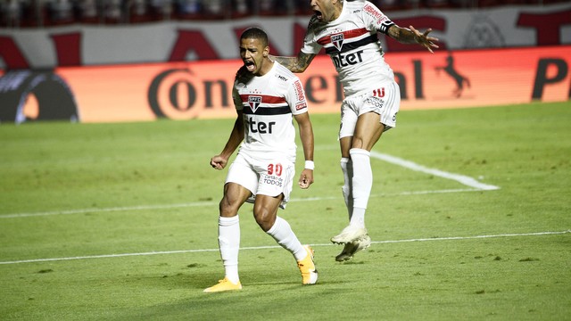 Brenner comemora gol do São Paulo com Daniel Alves