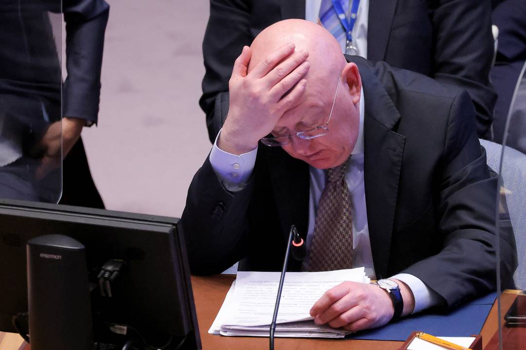 O embaixador da Rússia na ONU, Vassily Nebenzia, lê durante sessão do Conselho de Segurança em Nova York