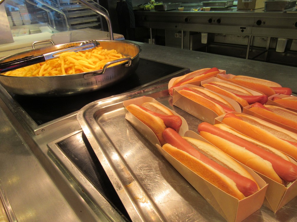 Sanduíches e batatas fritas ficavam disponíveis durante todo o dia no restaurante do cruzeiro — Foto: Carol Prado/g1