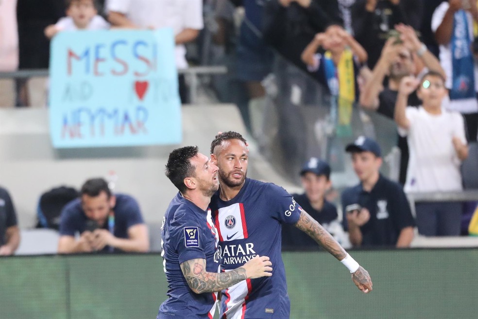 Neymar e Messi comemora gol do PSG na Supercopa da França — Foto: EFE