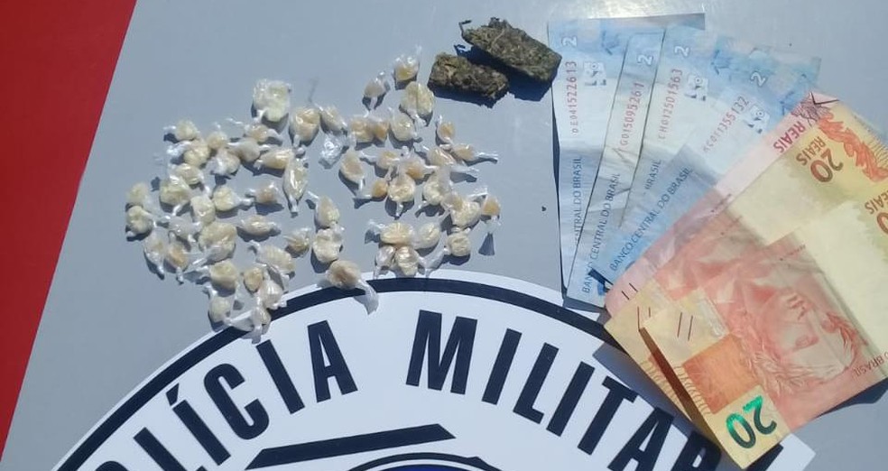 Polícia apreendeu pedras de crack durante abordagem a adolescente em Itararé (SP) — Foto: Polícia Militar/Divulgação